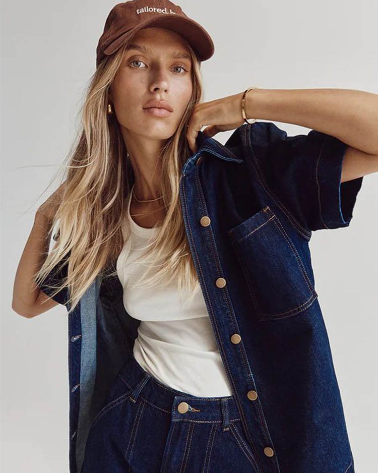 Джинсы цвета индиго, темно-синий