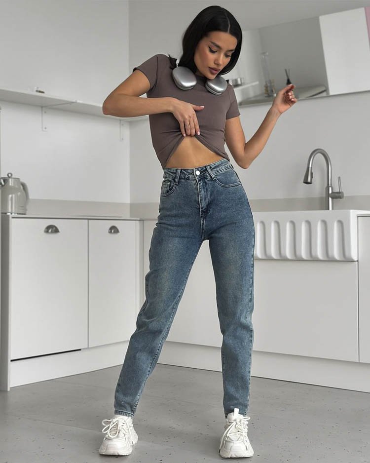 Джинсы с небольшими потертостями