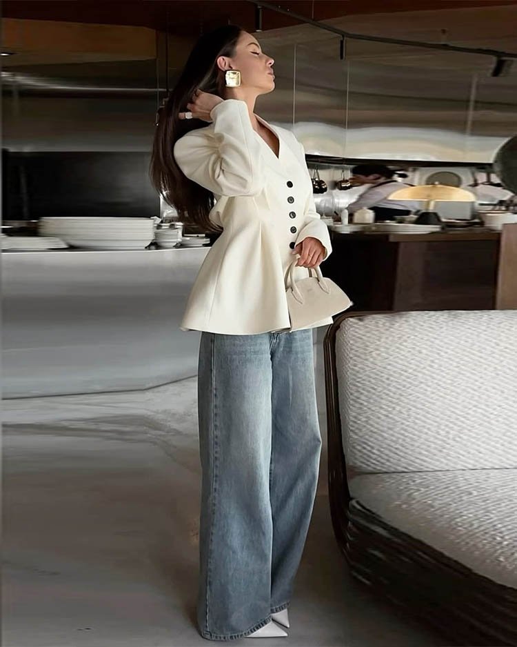 Широкие джинсы с приталенным жакетом