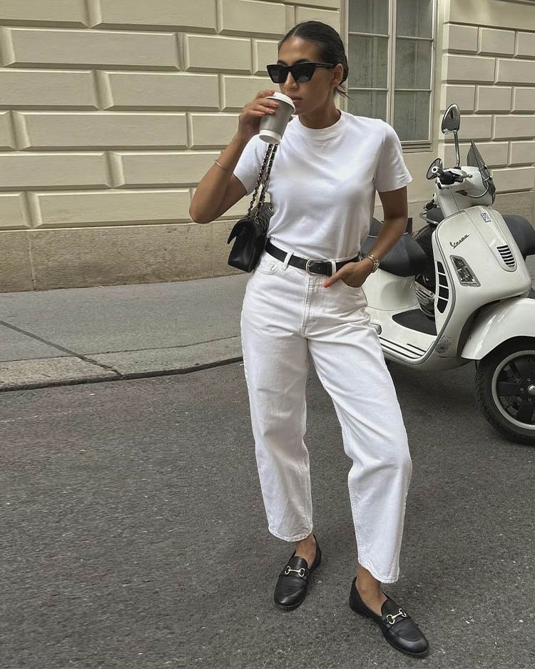 Прямые джинсы с футболкой