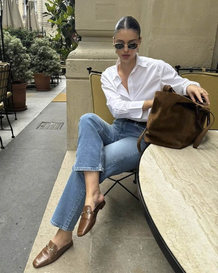 Прямые джинсы с белой рубашкой