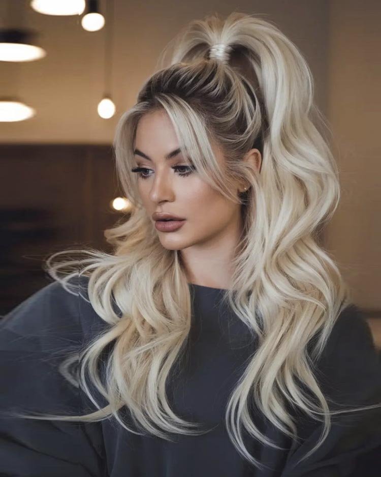 Длинные волосы с хвостом на макушке