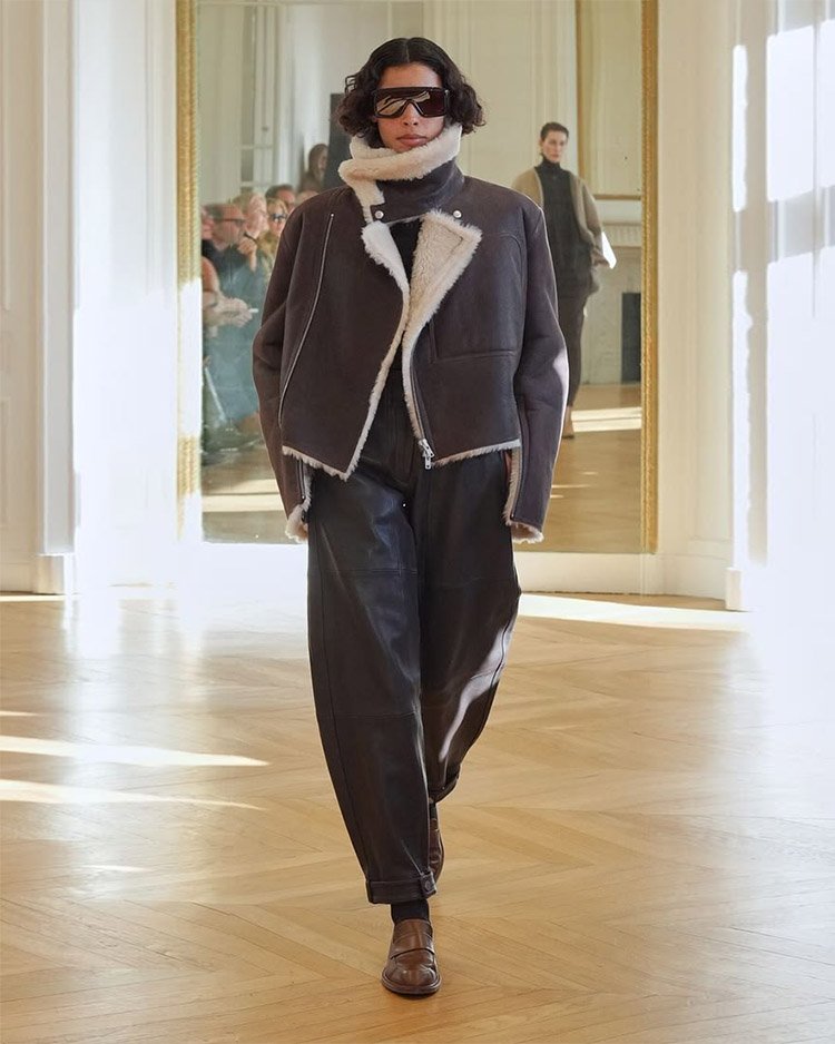 Коричневая дублёнка shearling в женском образе на показе осень-зима 2026–2027