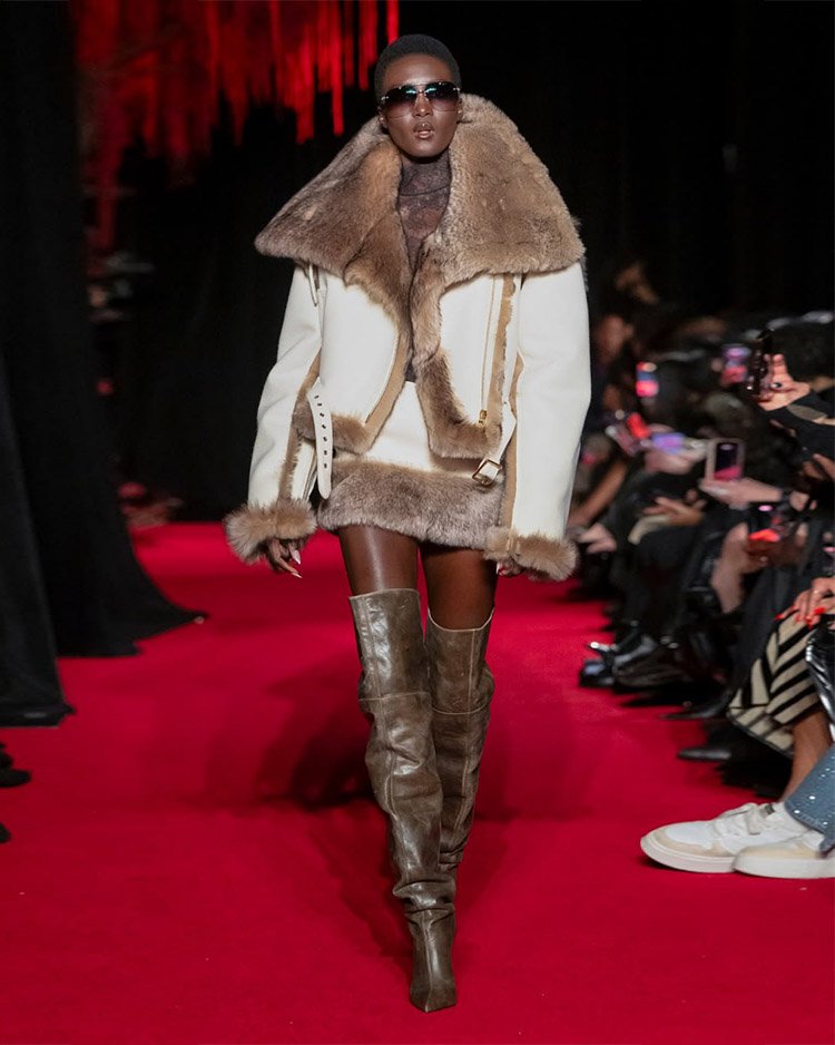 Женская верхняя одежда shearling с крупным меховым воротником на показе осень-зима 2026–2027