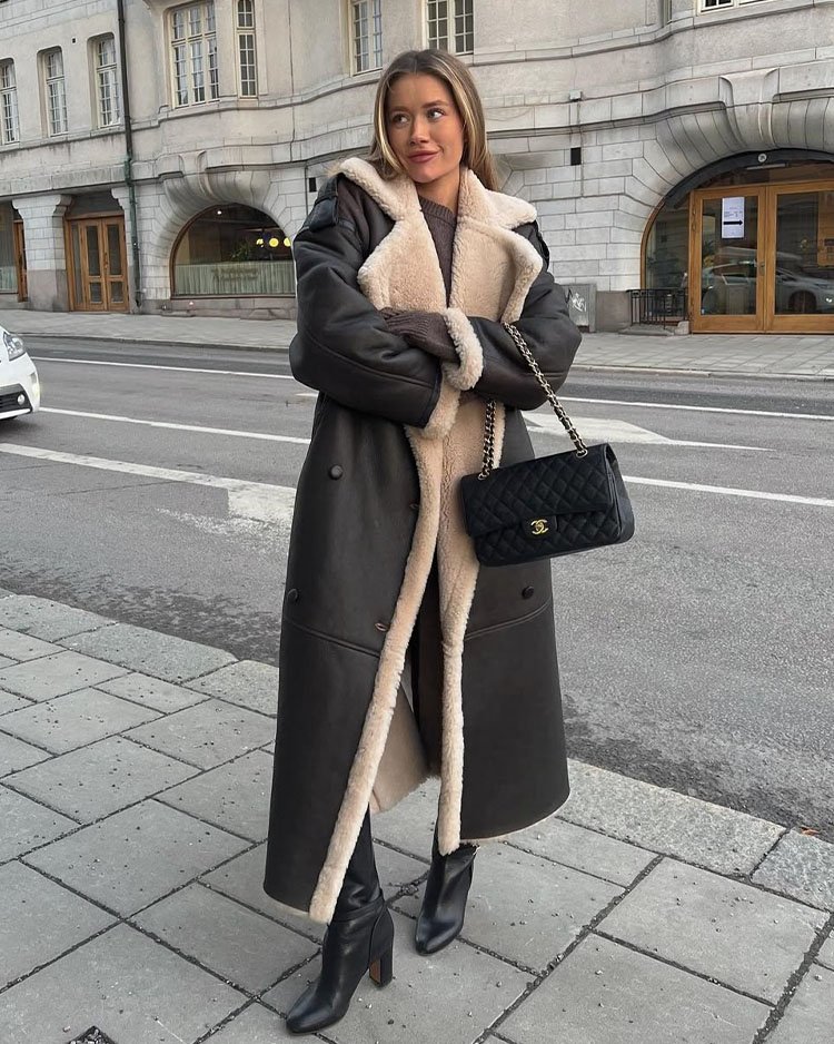 Длинная женская дублёнка shearling с контрастной овчинной отделкой в зимнем образе