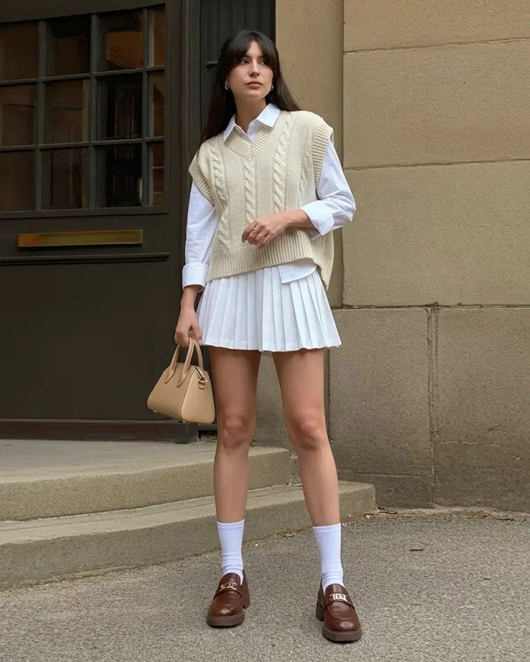 Образ на учёбу в стиле preppy с рубашкой, вязаным жилетом, плиссированной юбкой и лоферами