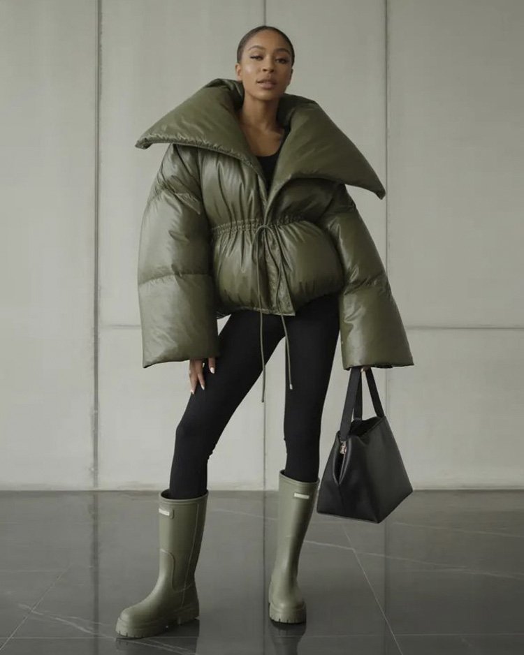 Объёмный женский пуховик oversize с крупным воротником