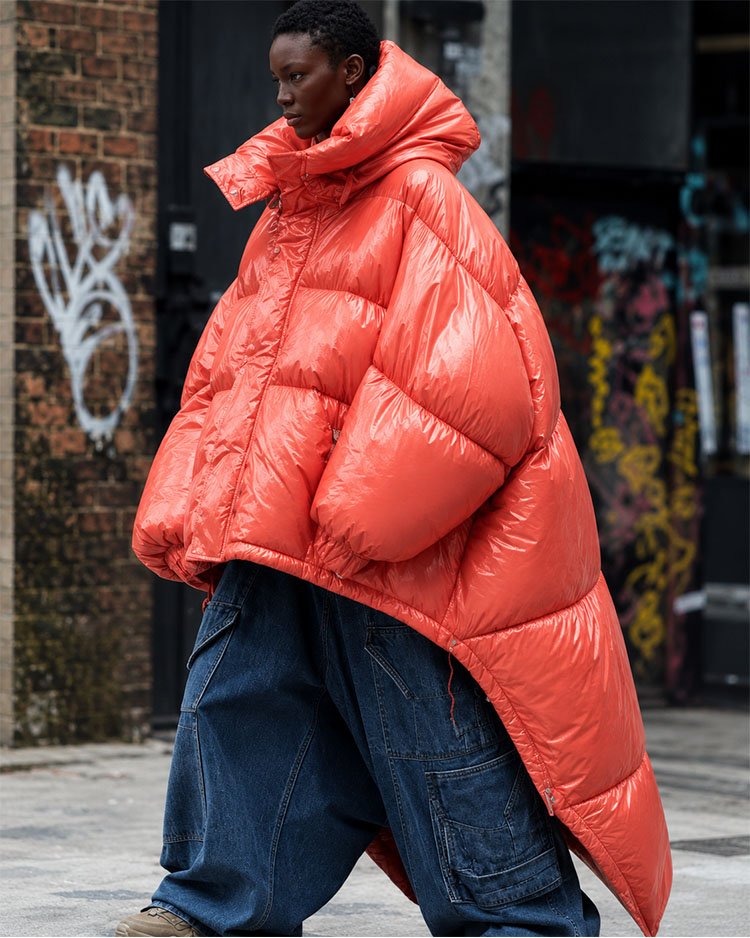 Объёмный женский пуховик oversize с выразительным воротником и глянцевой фактурой