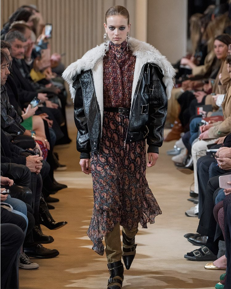 Короткая чёрная дублёнка с объёмным белым воротником из овчины FW 2026–2027