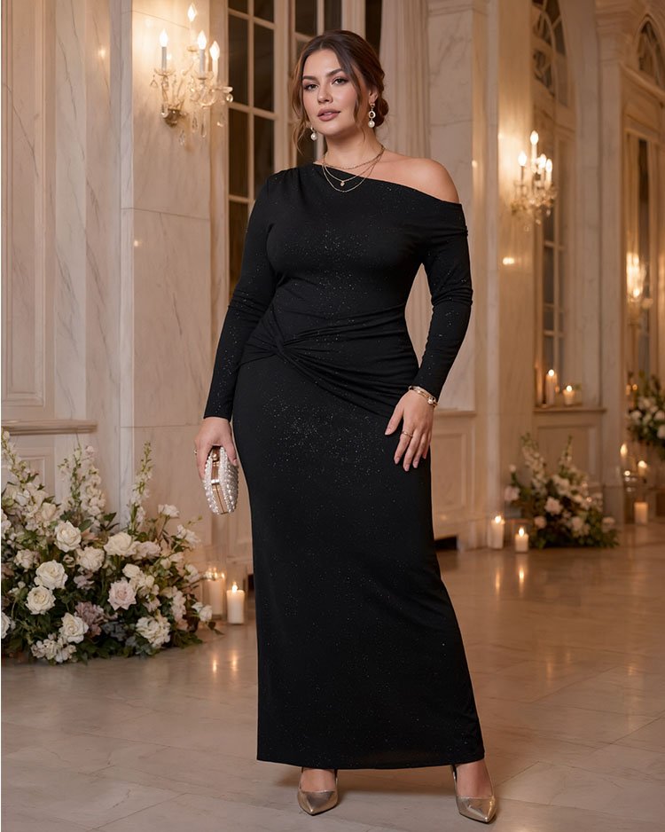 Чёрное вечернее платье-футляр plus size с длинными рукавами, открытым плечом и лёгким мерцанием ткани.
